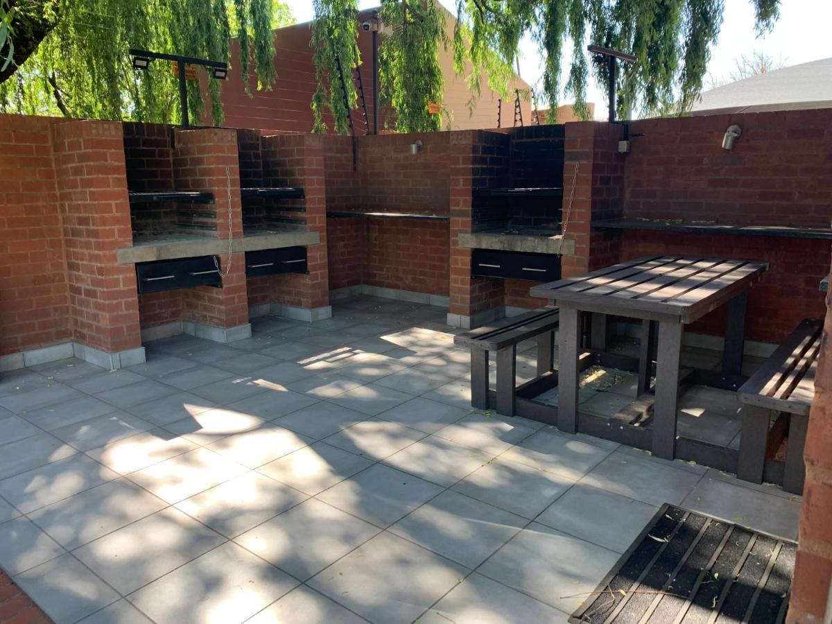 Or Tambo Self Catering Apartments, The Willows ボックスバーグ エクステリア 写真