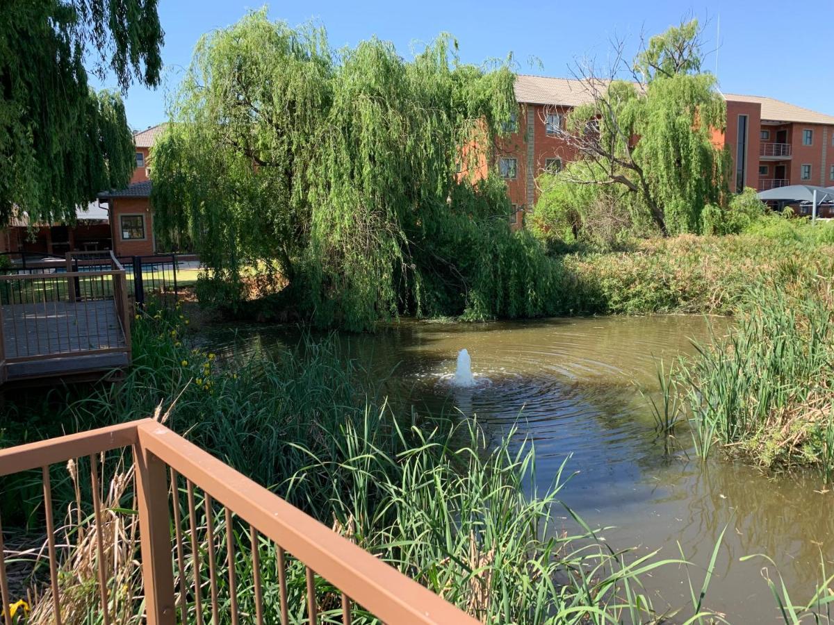 Or Tambo Self Catering Apartments, The Willows ボックスバーグ エクステリア 写真