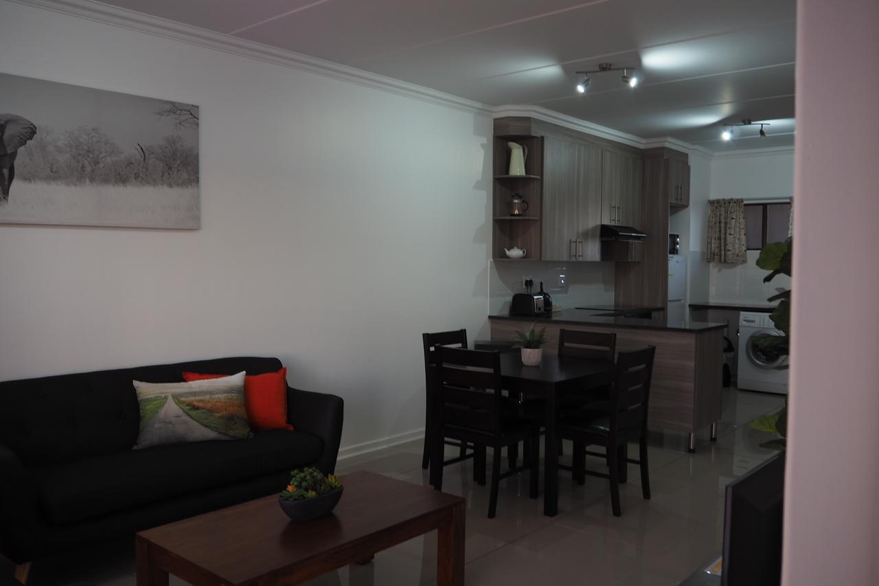 Or Tambo Self Catering Apartments, The Willows ボックスバーグ エクステリア 写真