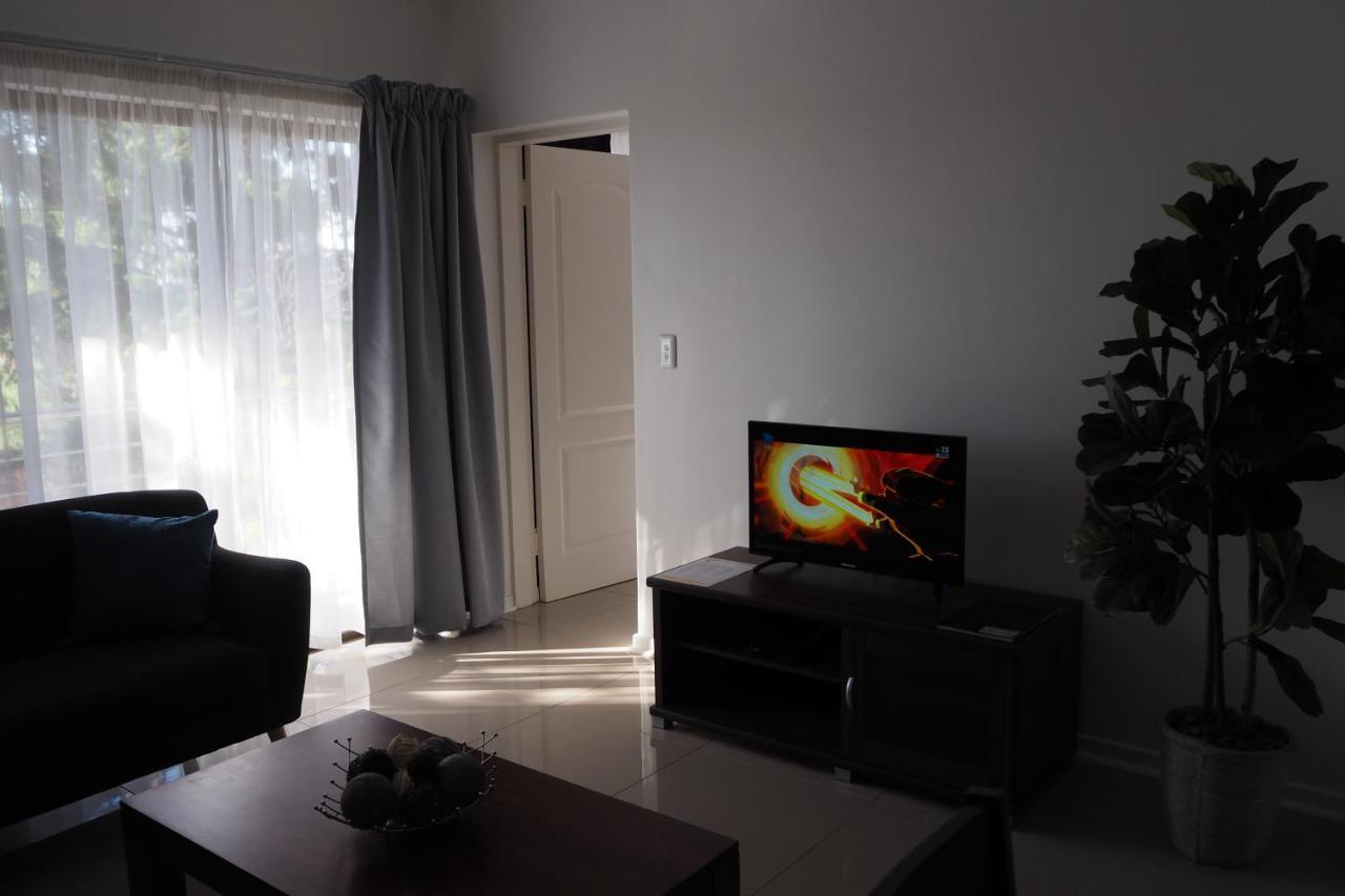 Or Tambo Self Catering Apartments, The Willows ボックスバーグ エクステリア 写真