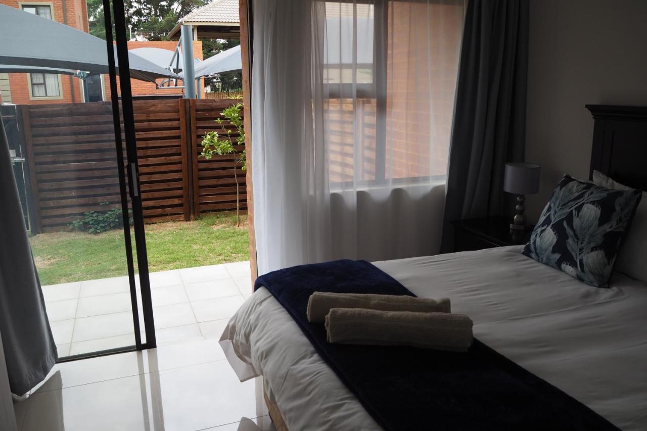 Or Tambo Self Catering Apartments, The Willows ボックスバーグ エクステリア 写真