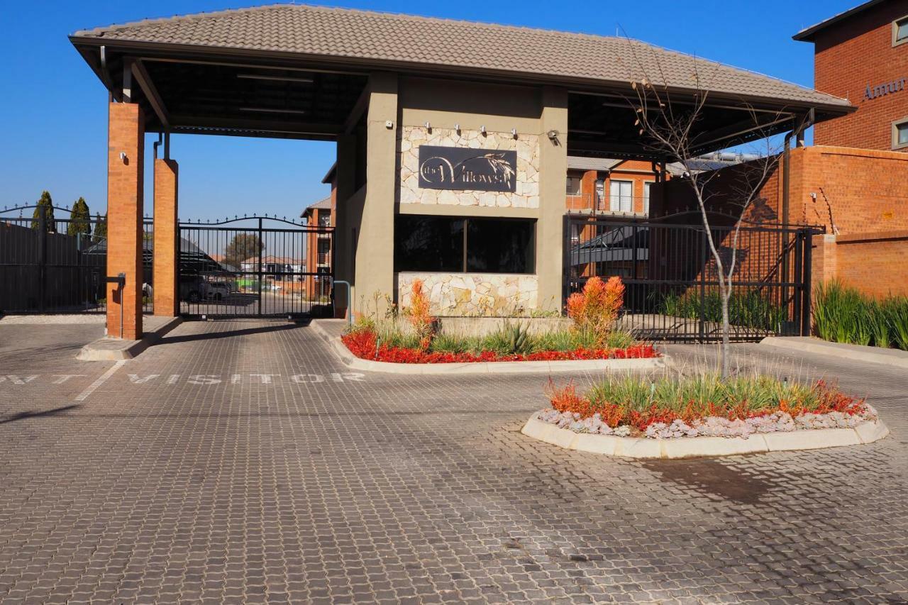 Or Tambo Self Catering Apartments, The Willows ボックスバーグ エクステリア 写真