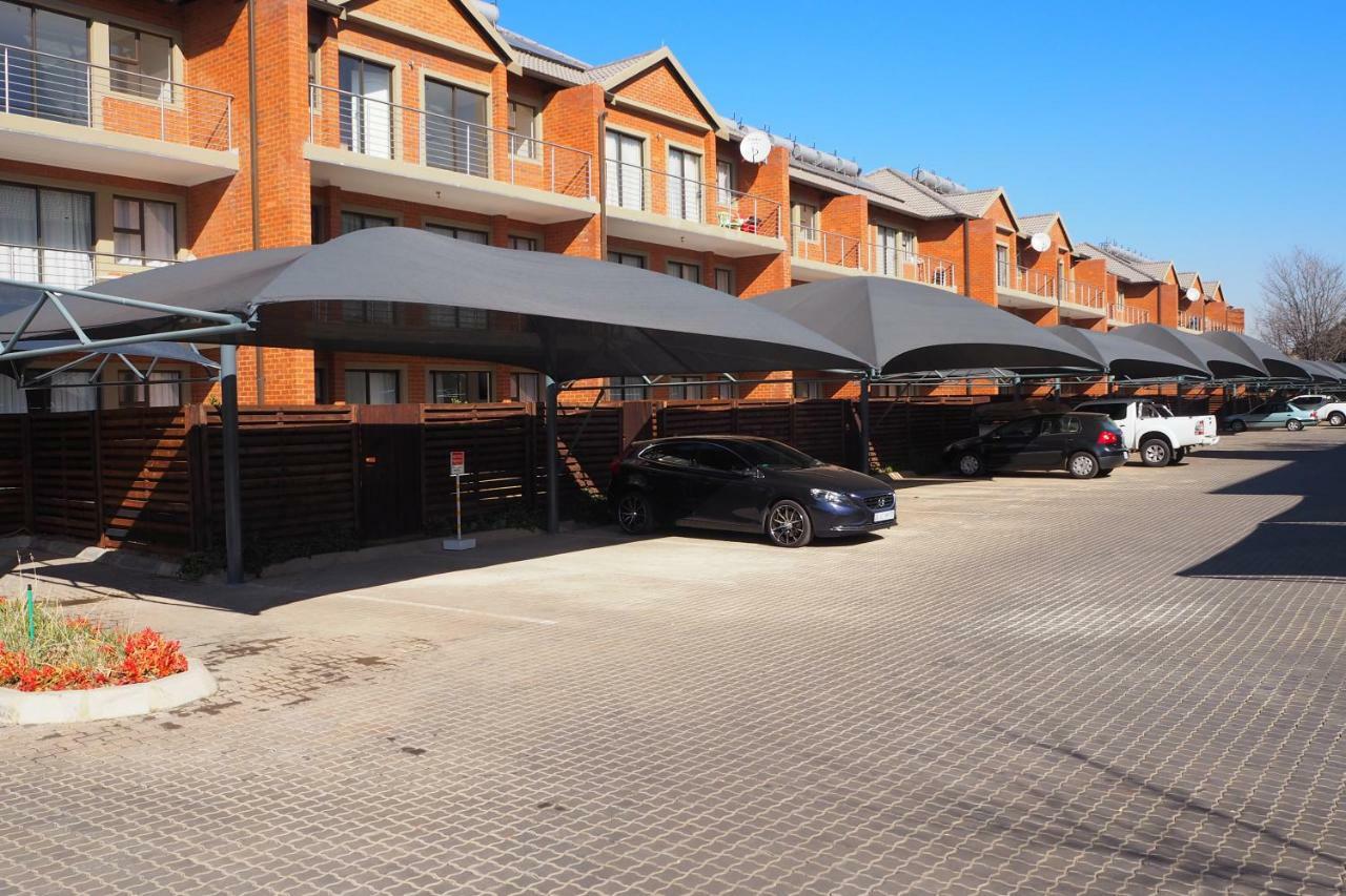 Or Tambo Self Catering Apartments, The Willows ボックスバーグ エクステリア 写真